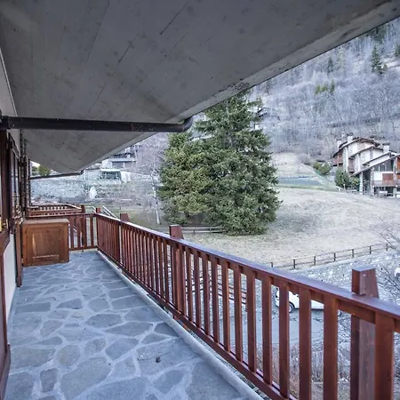 Altido Charming 2 Level Family Flat In *
