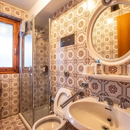 Altido Charming 2 Level Family Flat In * Verrand